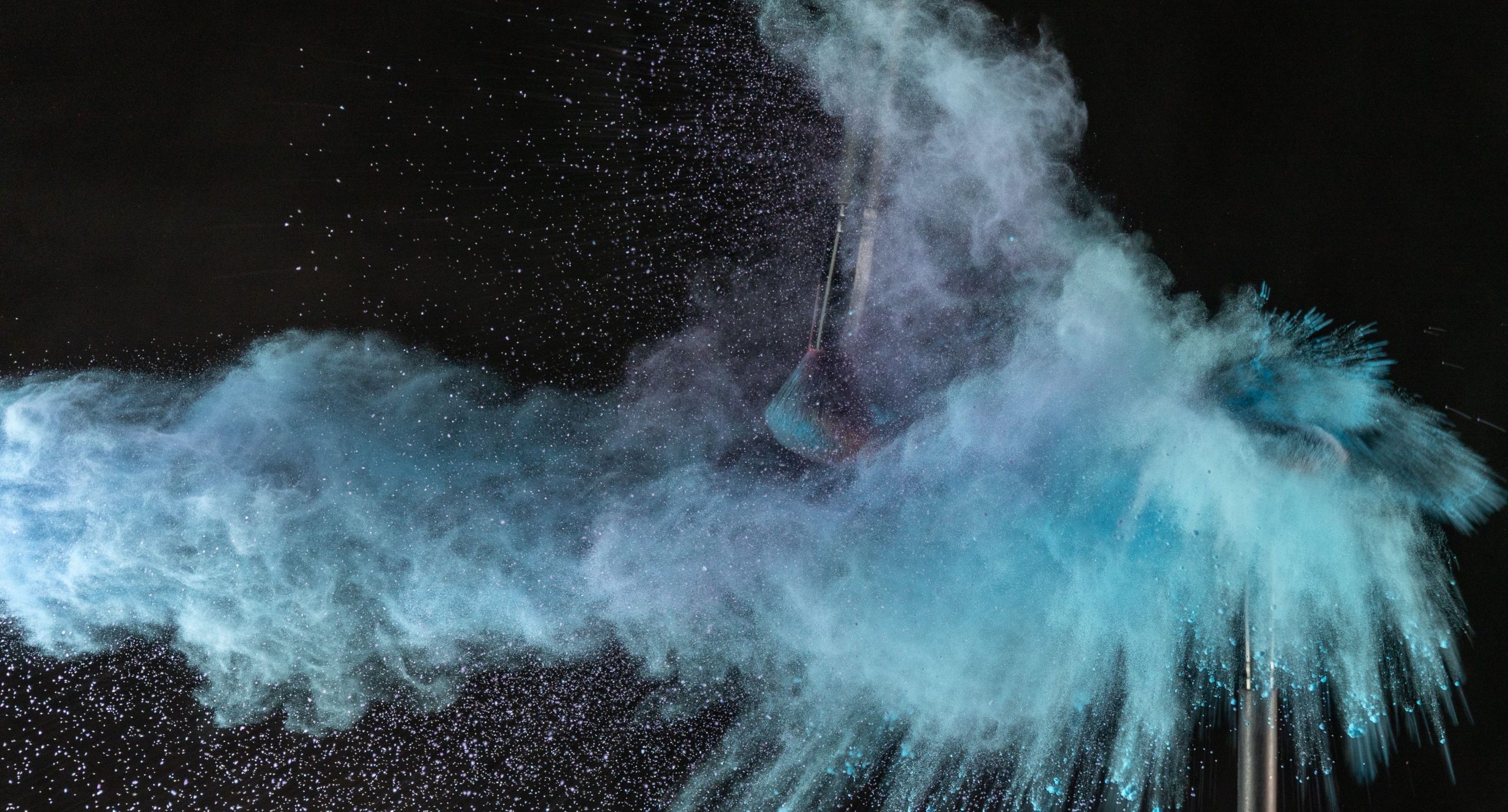 Explosion de poudre bleue créant un nuage vibrant