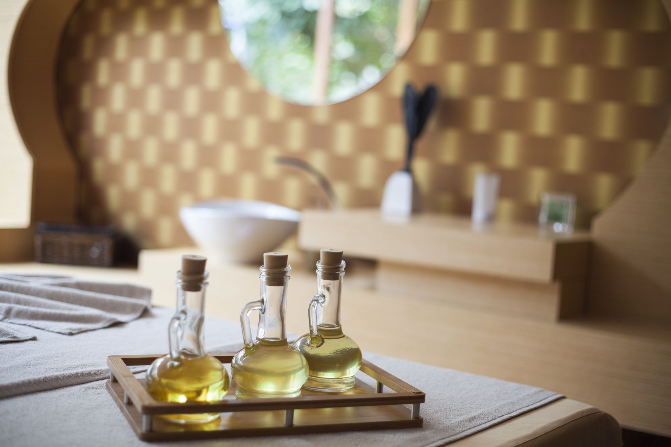 Spa relaxant avec huiles naturelles sur plateau bois