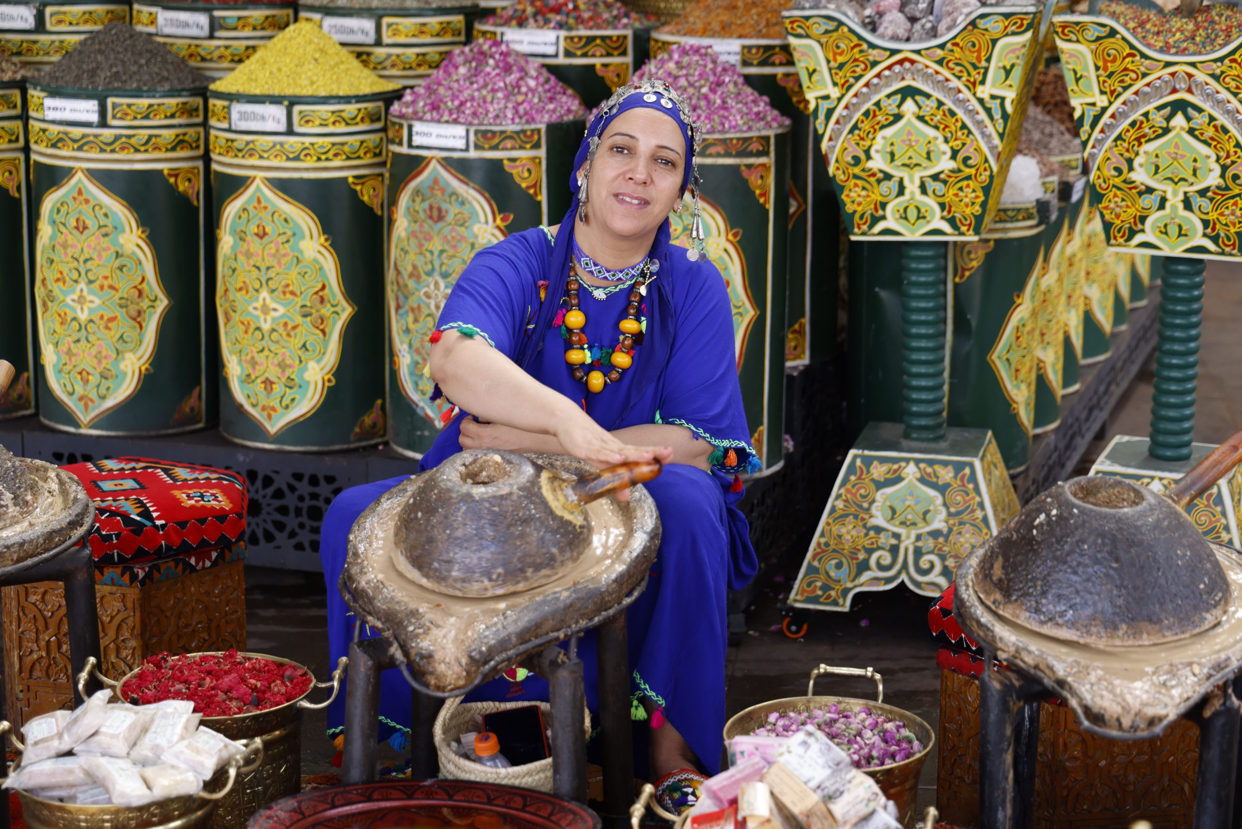 Femme marocaine vend épices bazaar traditionnel