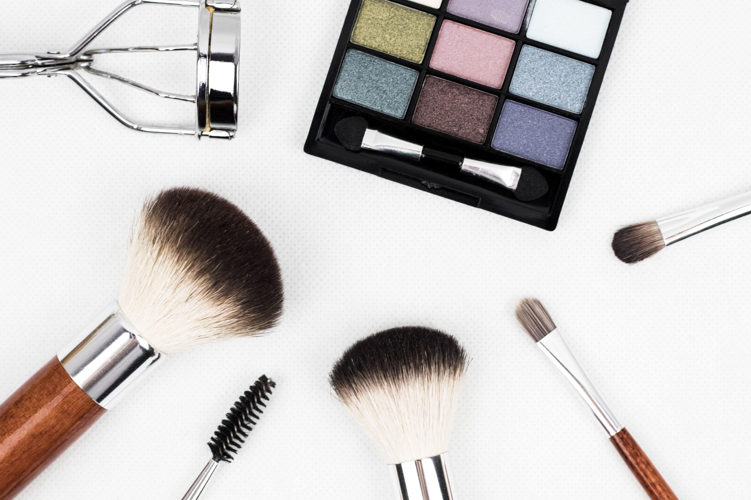 Palette eyeshadow coloree outils maquillage arranges