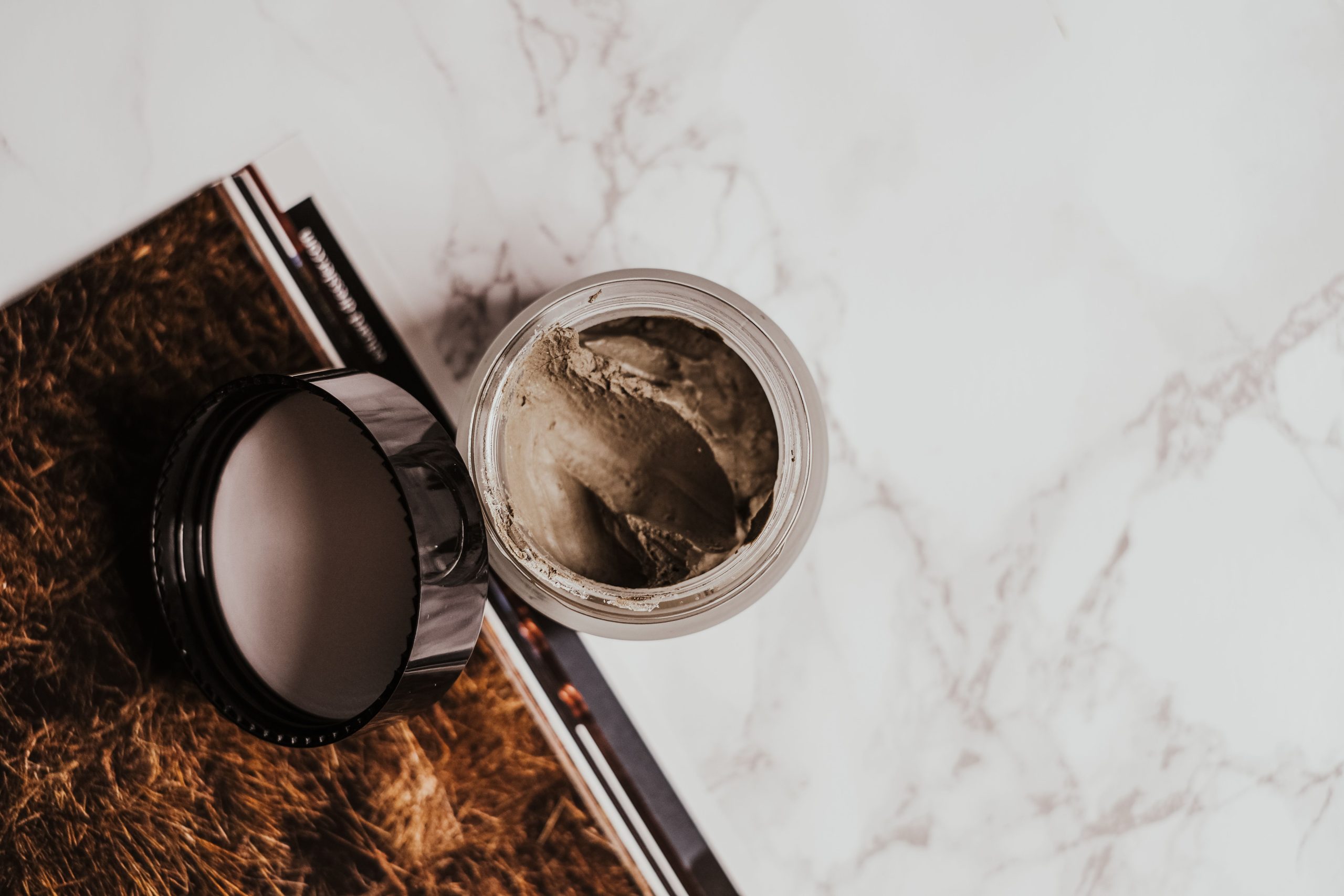 Pot verre masque argile surface marbre magazine