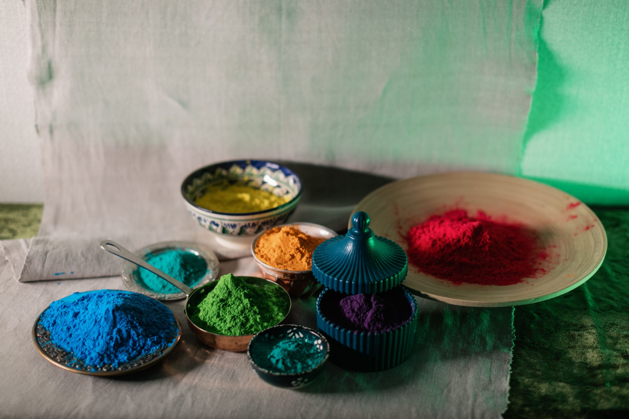 Poudres colorées dans bols décorés pour fête