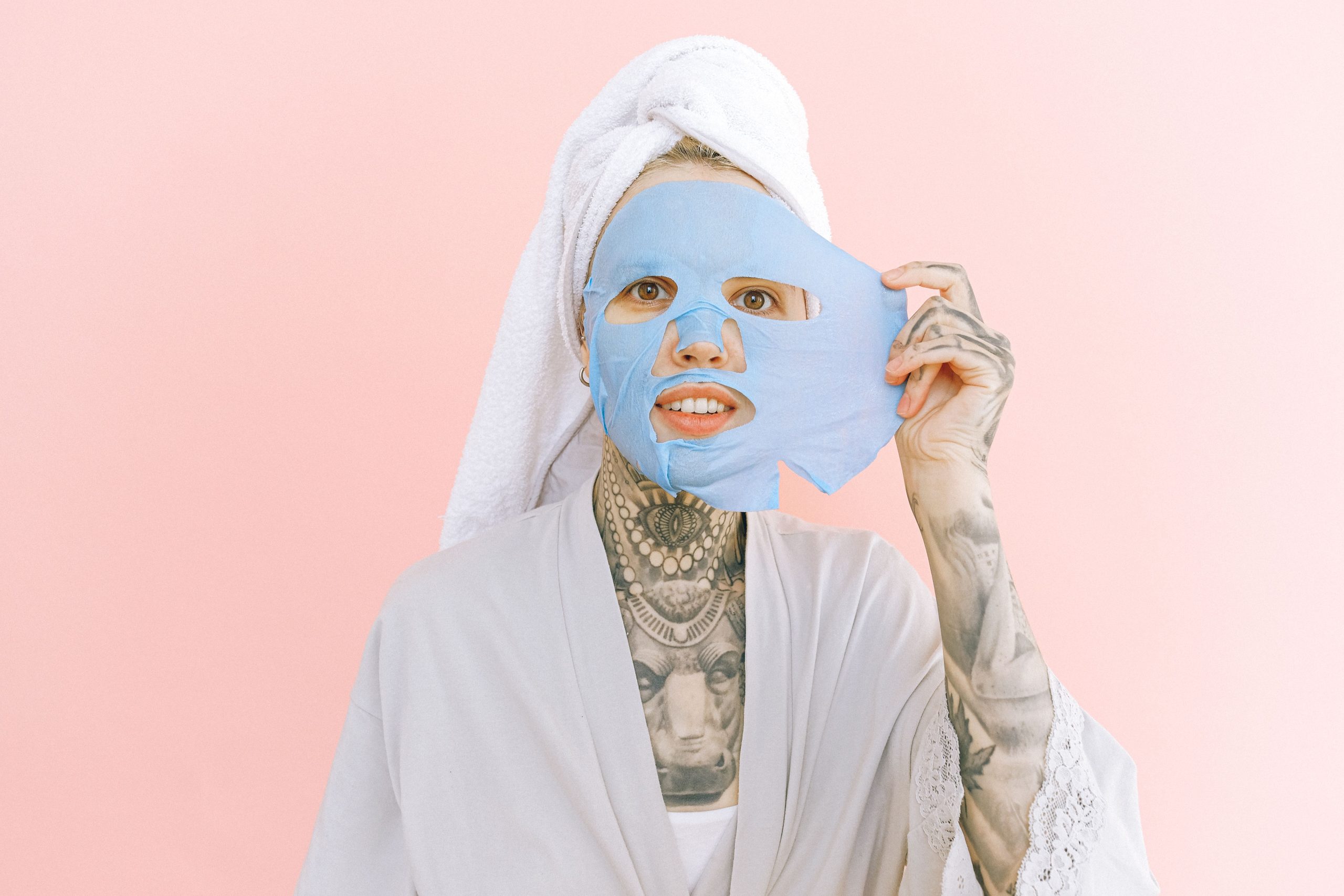 Jeune femme enlève masque visage bleu