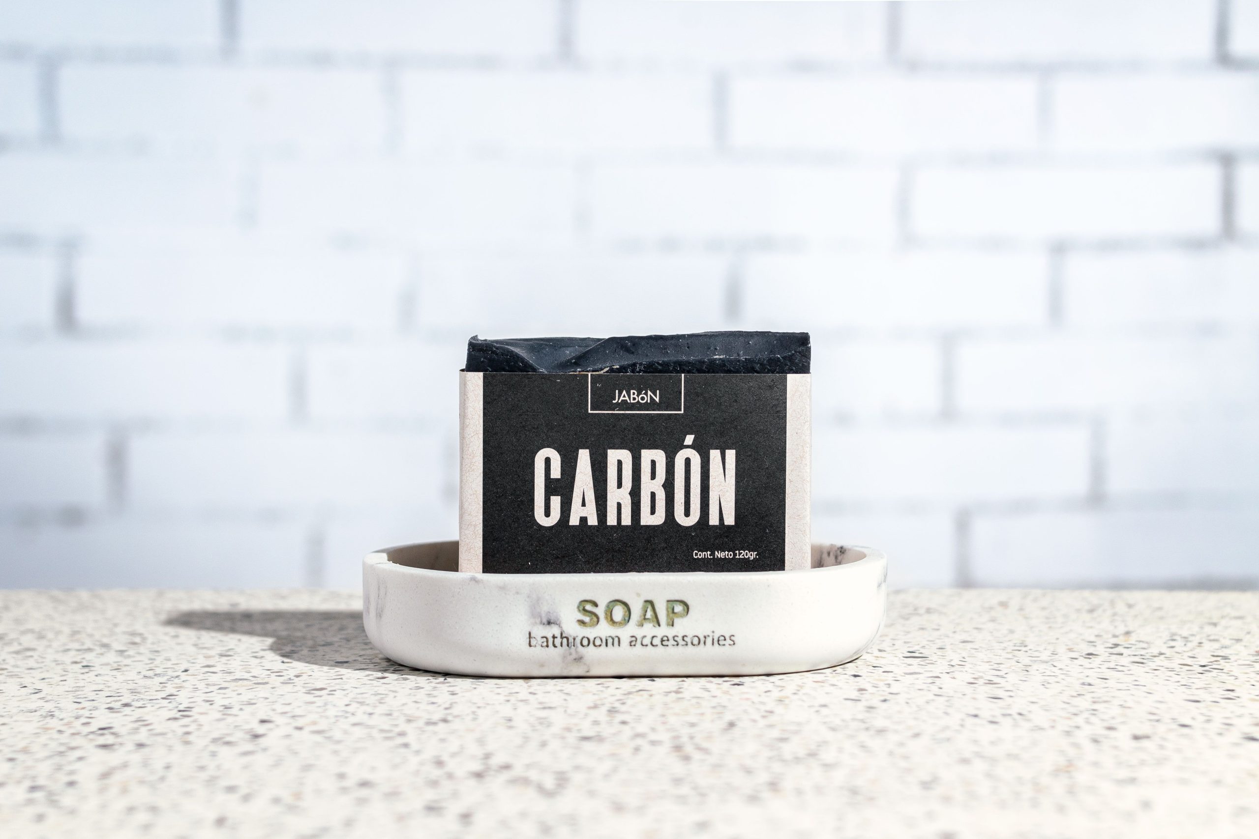 Savon charbon handmade sur plateau marbre