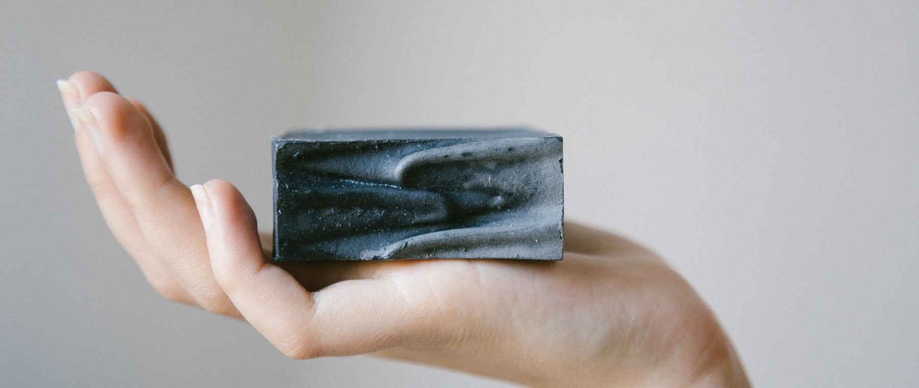 Le savon au charbon purifie vraiment ton visage ?