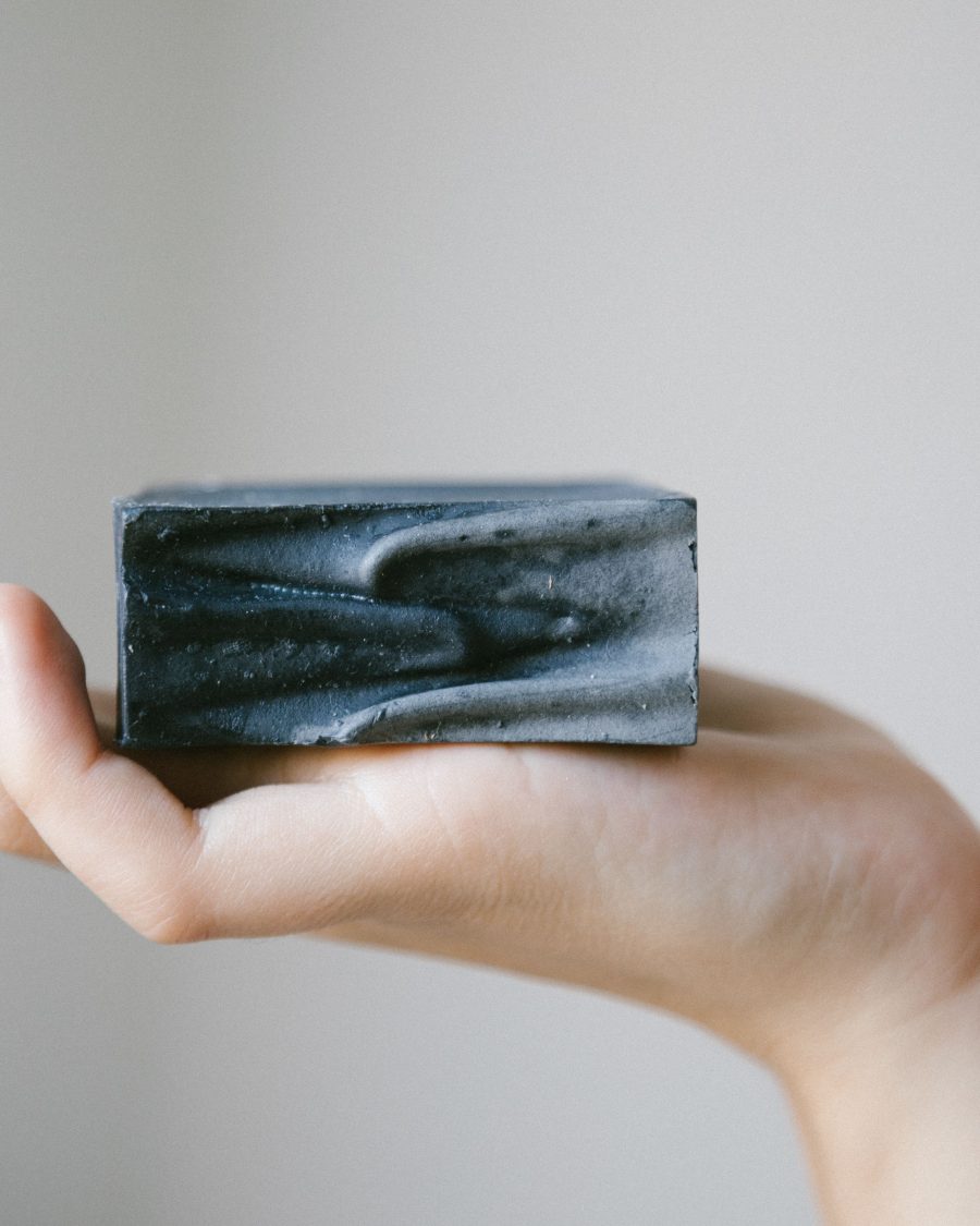 Le savon au charbon purifie vraiment ton visage ?