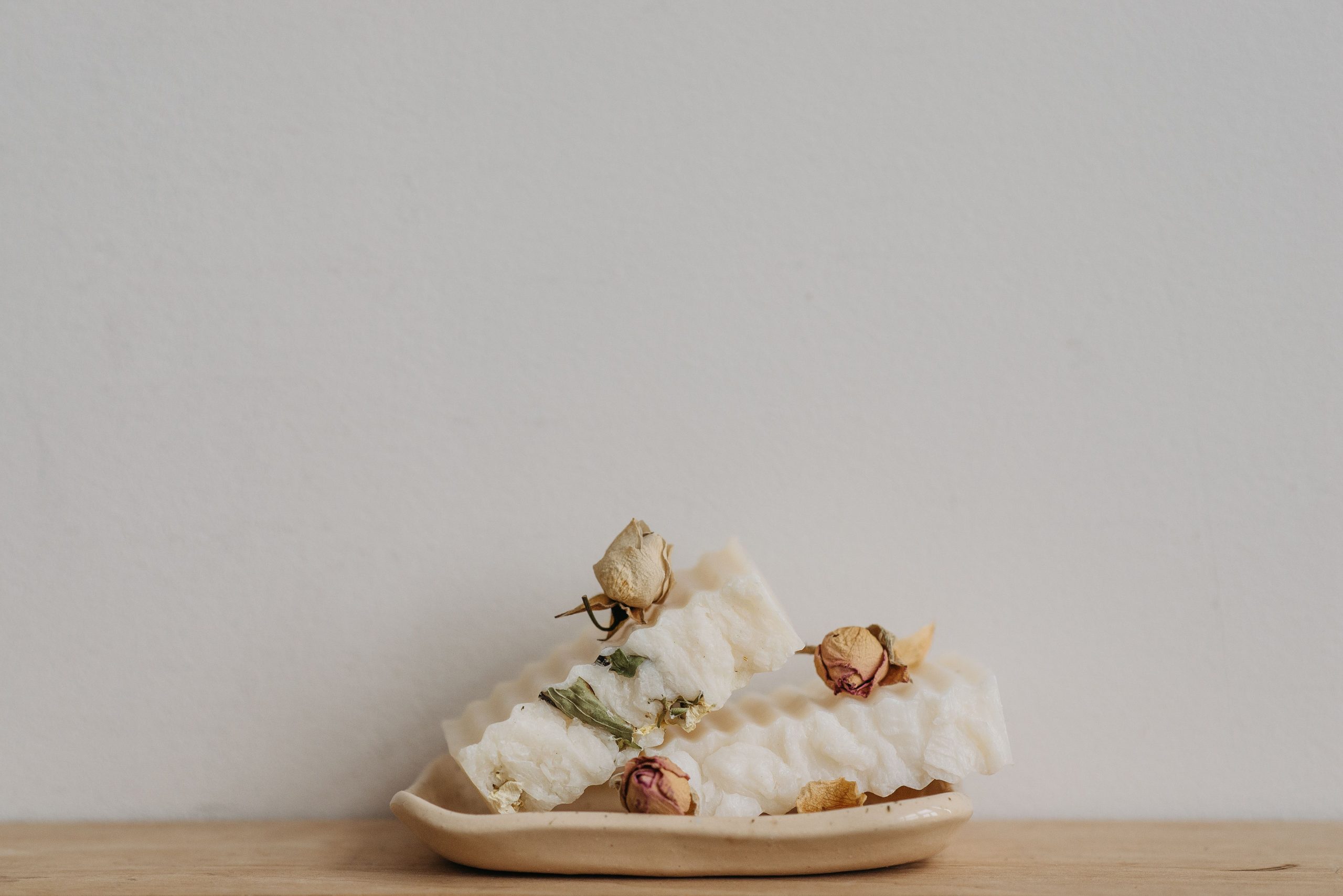 Savons blancs ecologiques avec fleurs sechees