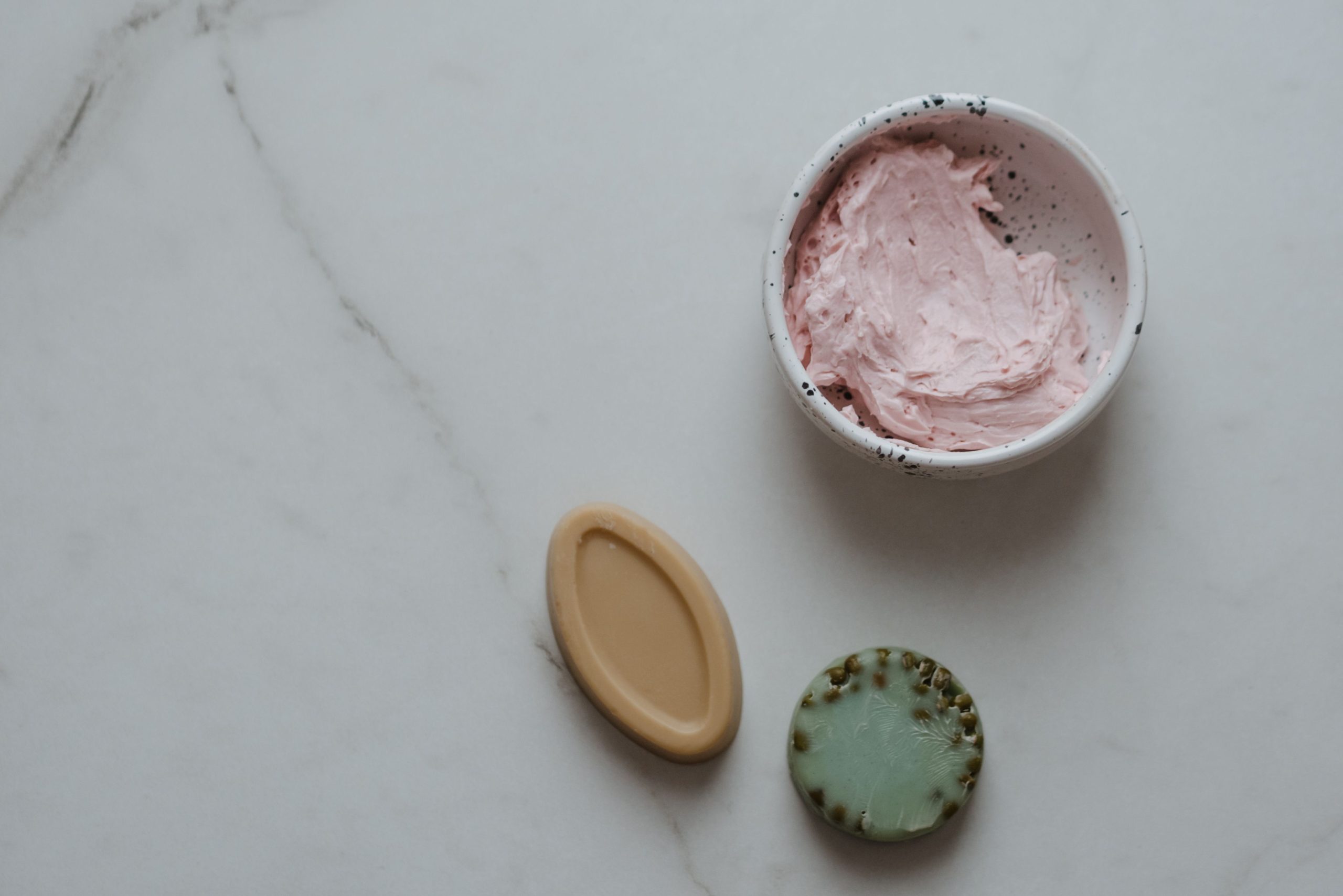Produits skincare naturels et savons sur marbre
