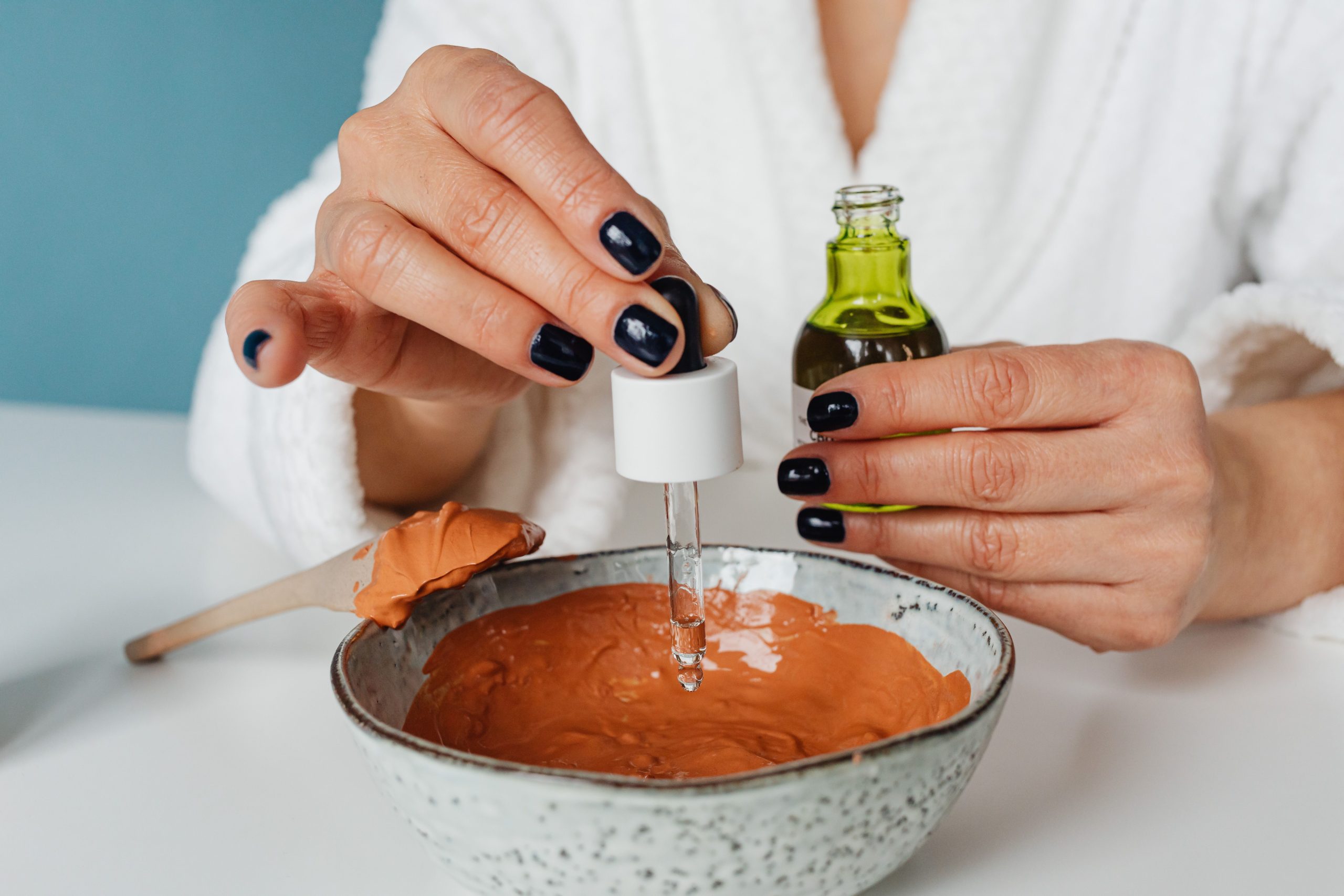 Gros plan soin spa argile huile essentielle