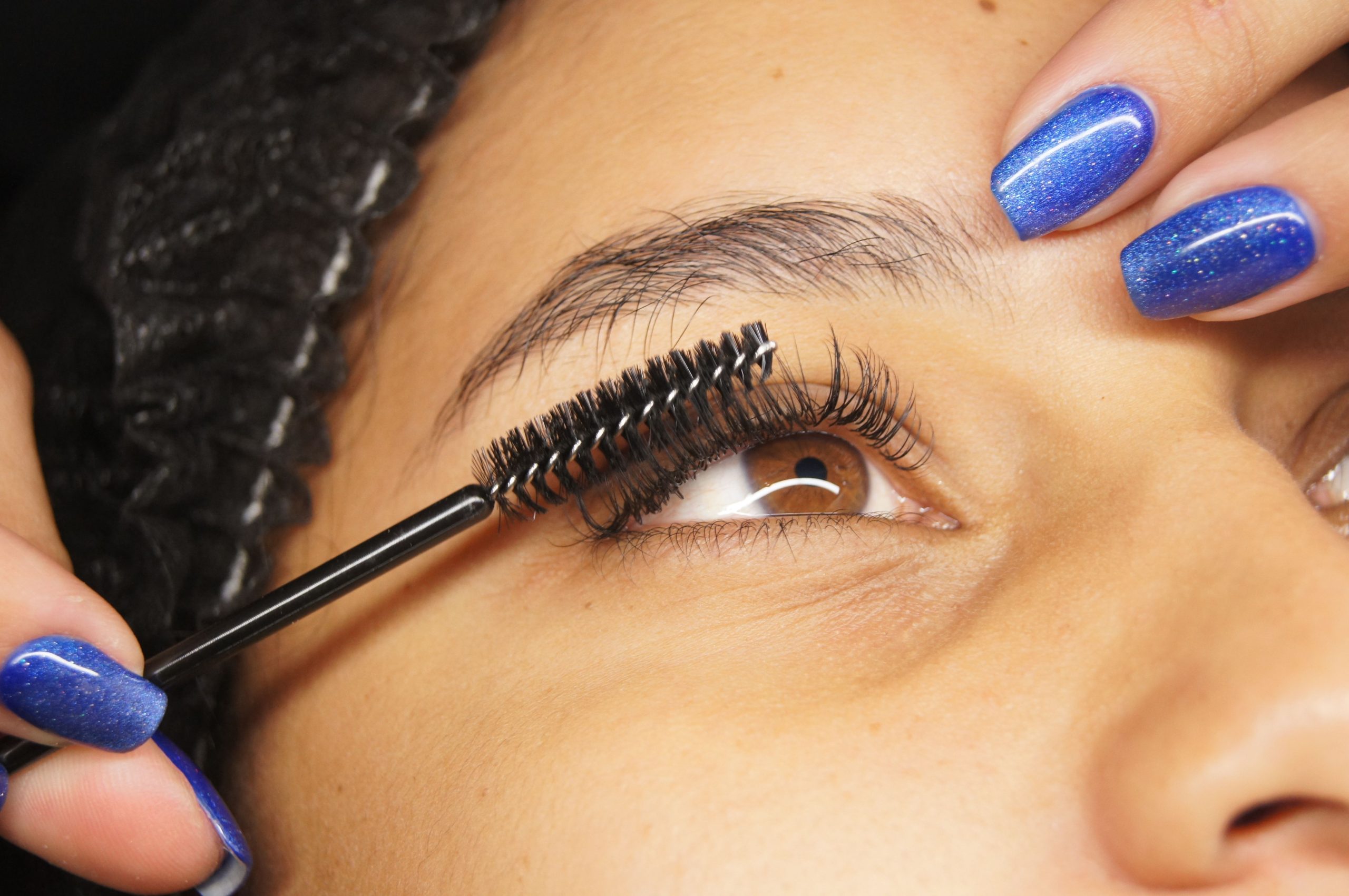 Application extensions cils sur femme manucurée