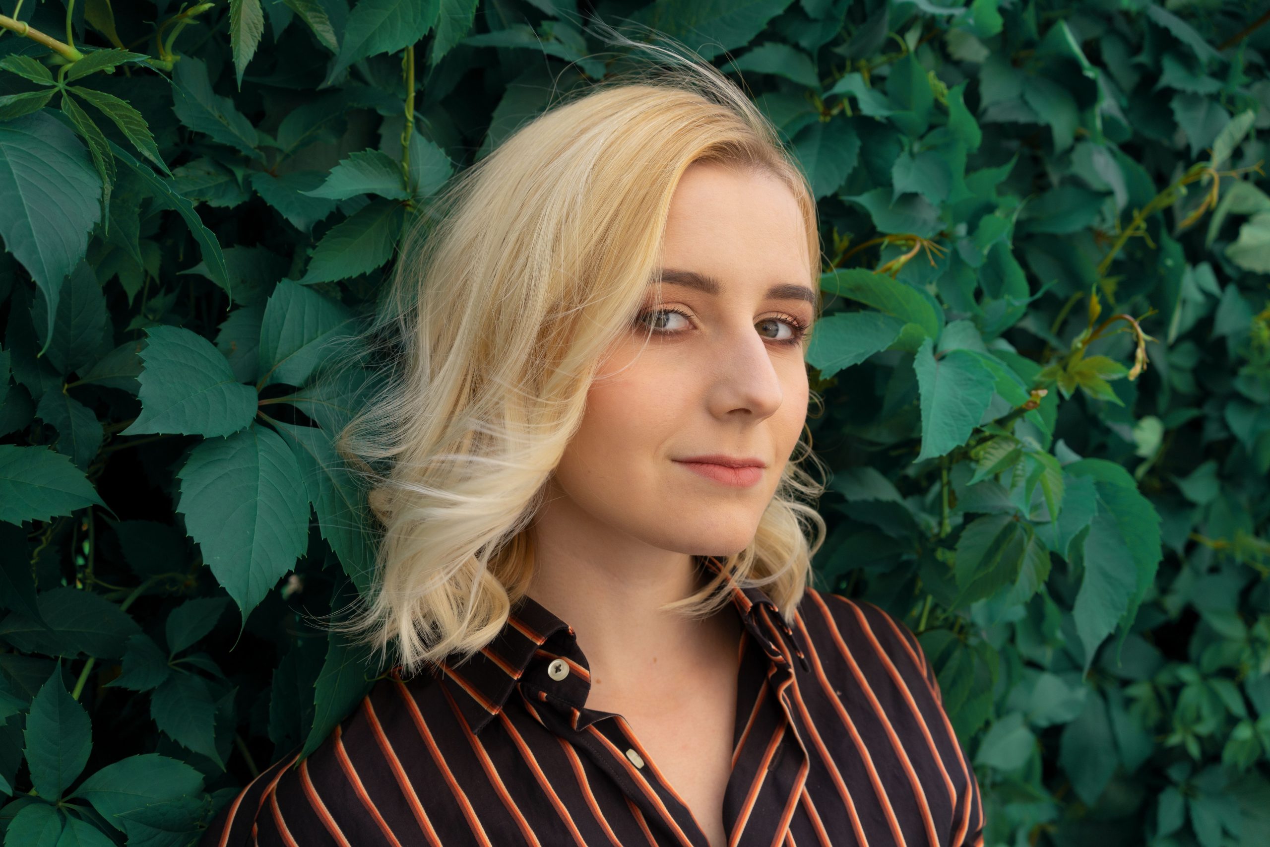 Femme blonde cheveux courts maquillée nature