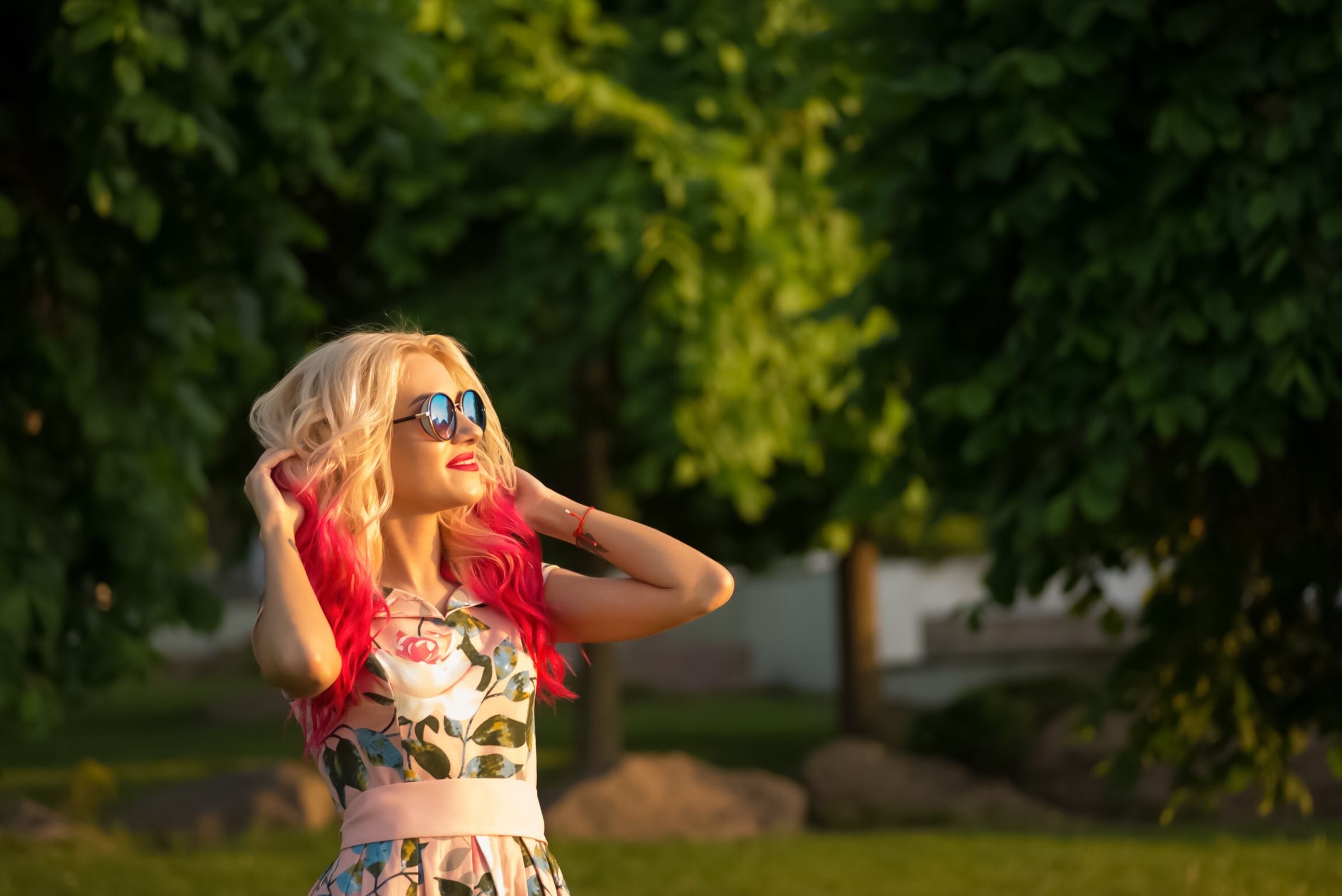 Femme cheveux colores profite soleil parc