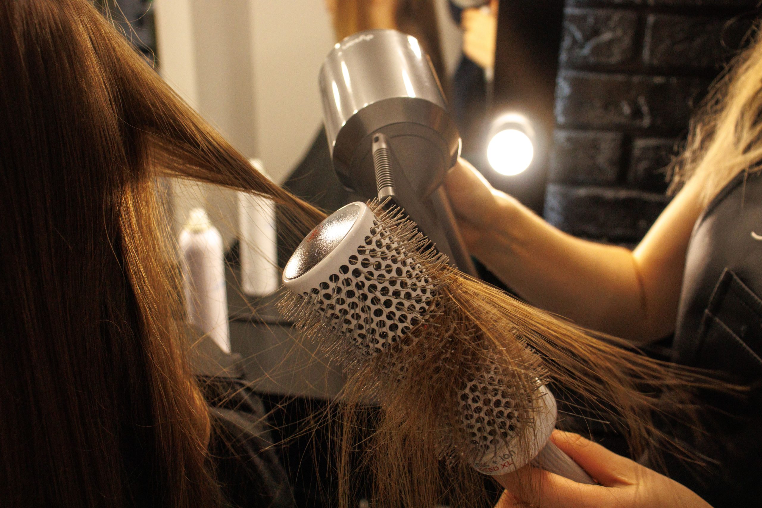 Coiffeur sèche cheveux longs avec brosse ronde
