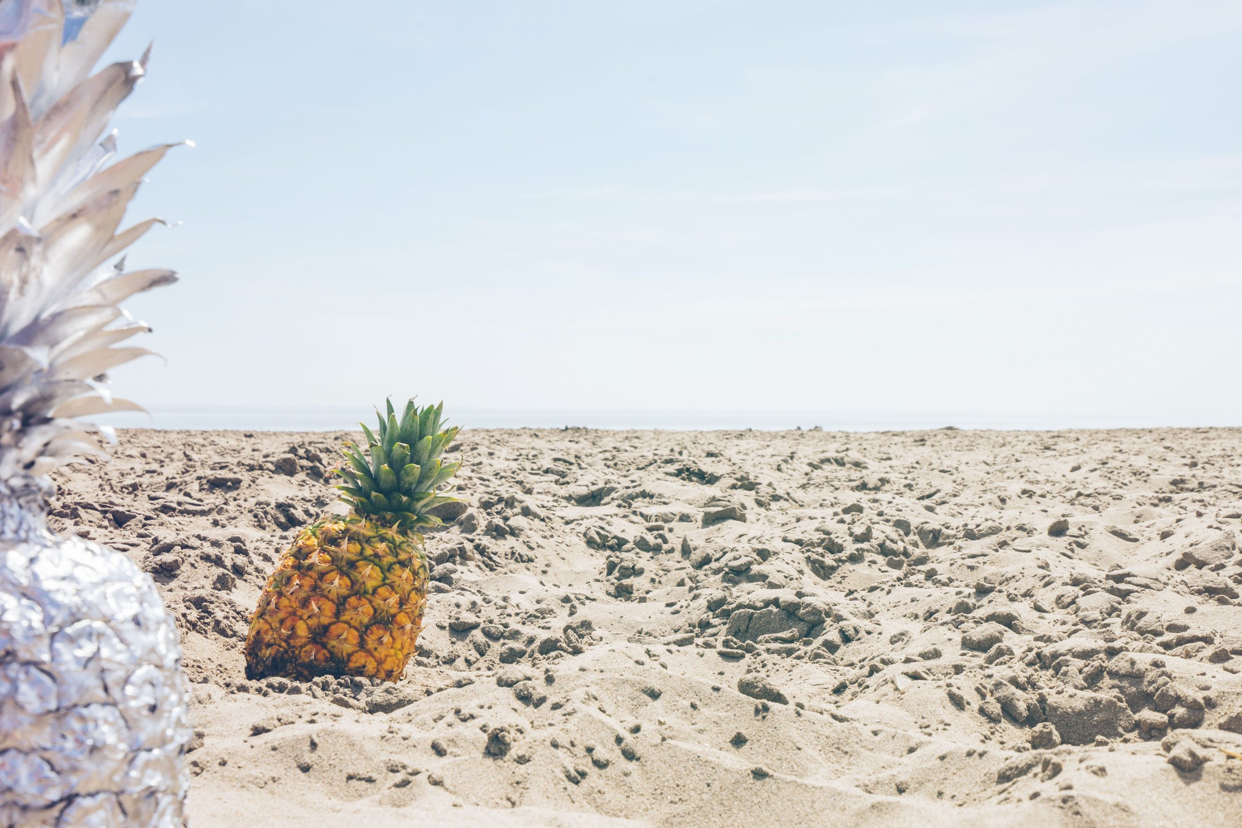 Ananas tropical reposant sur plage ensoleillée