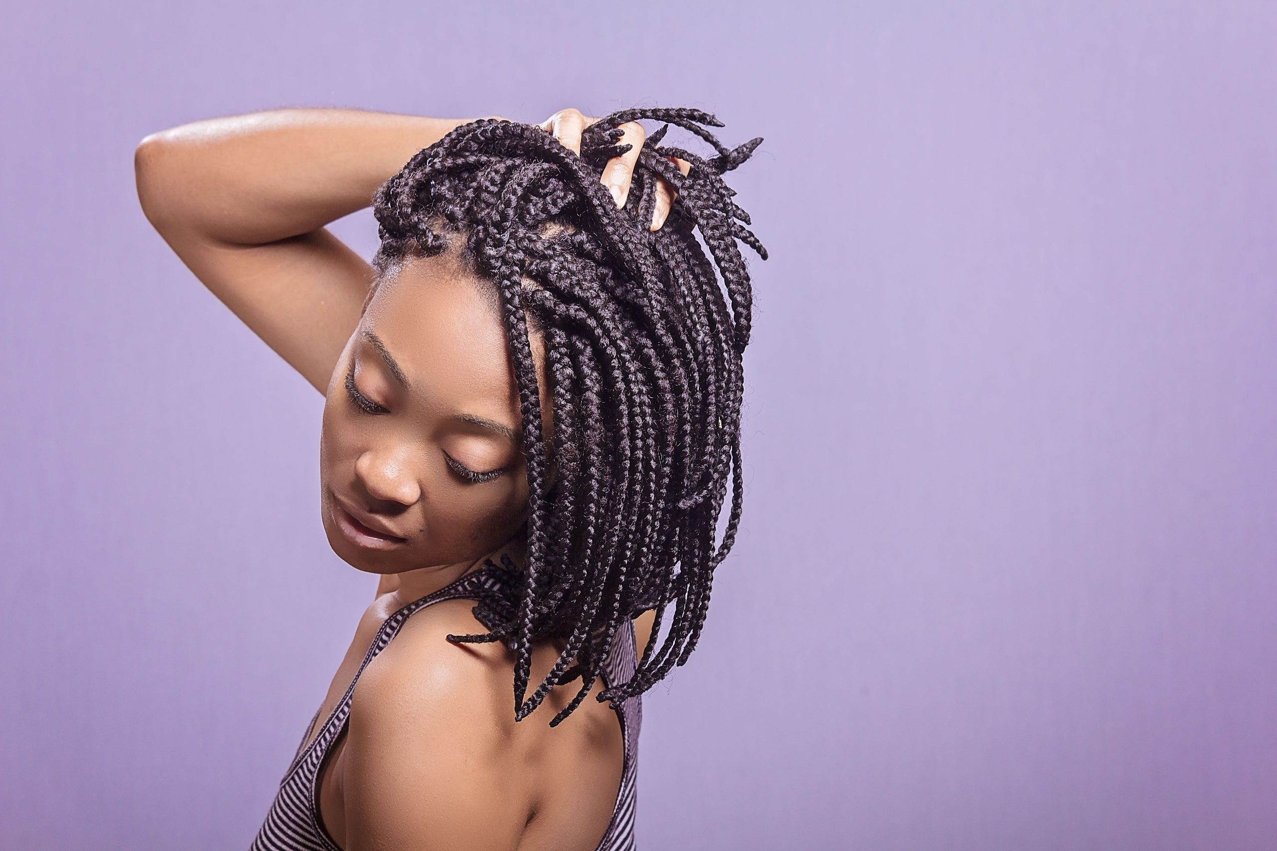 Femme élégante avec tresse africaine fond violet