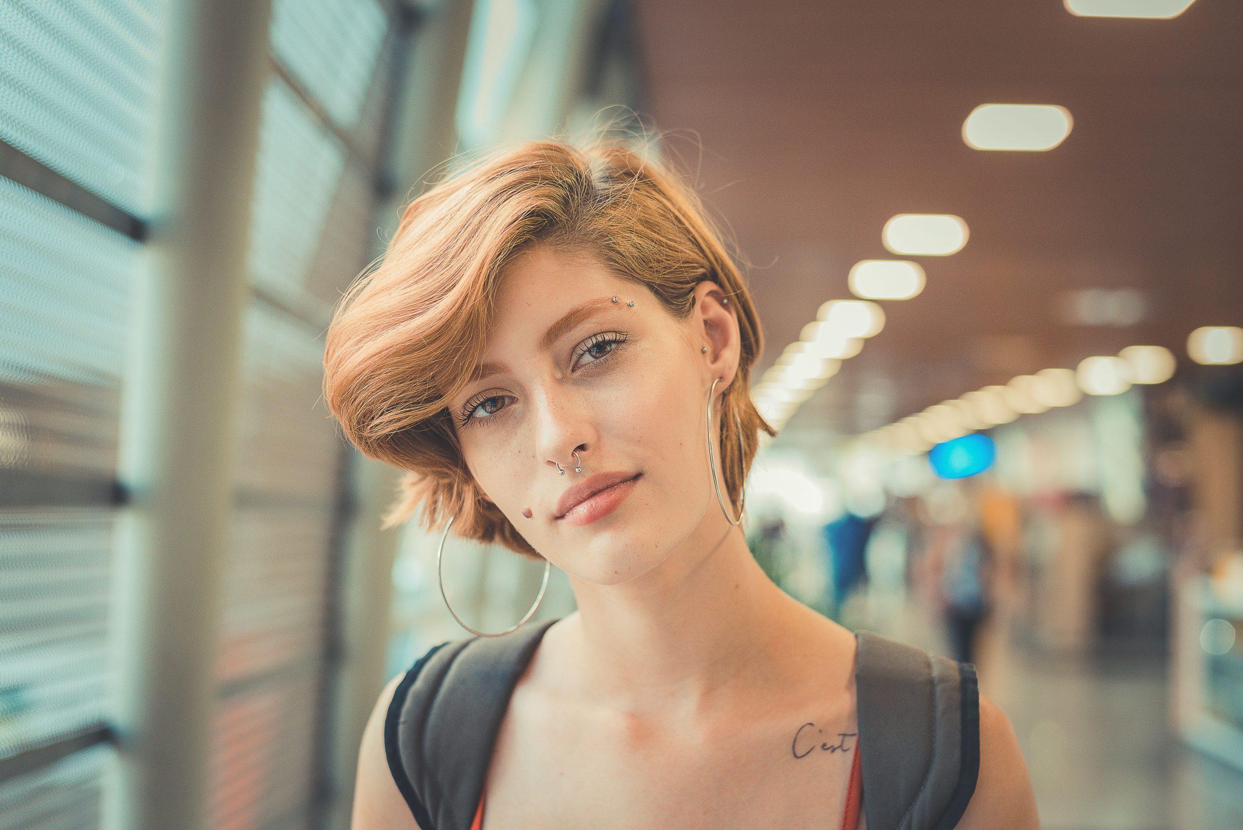 Femme confiante cheveux courts piercing moderne