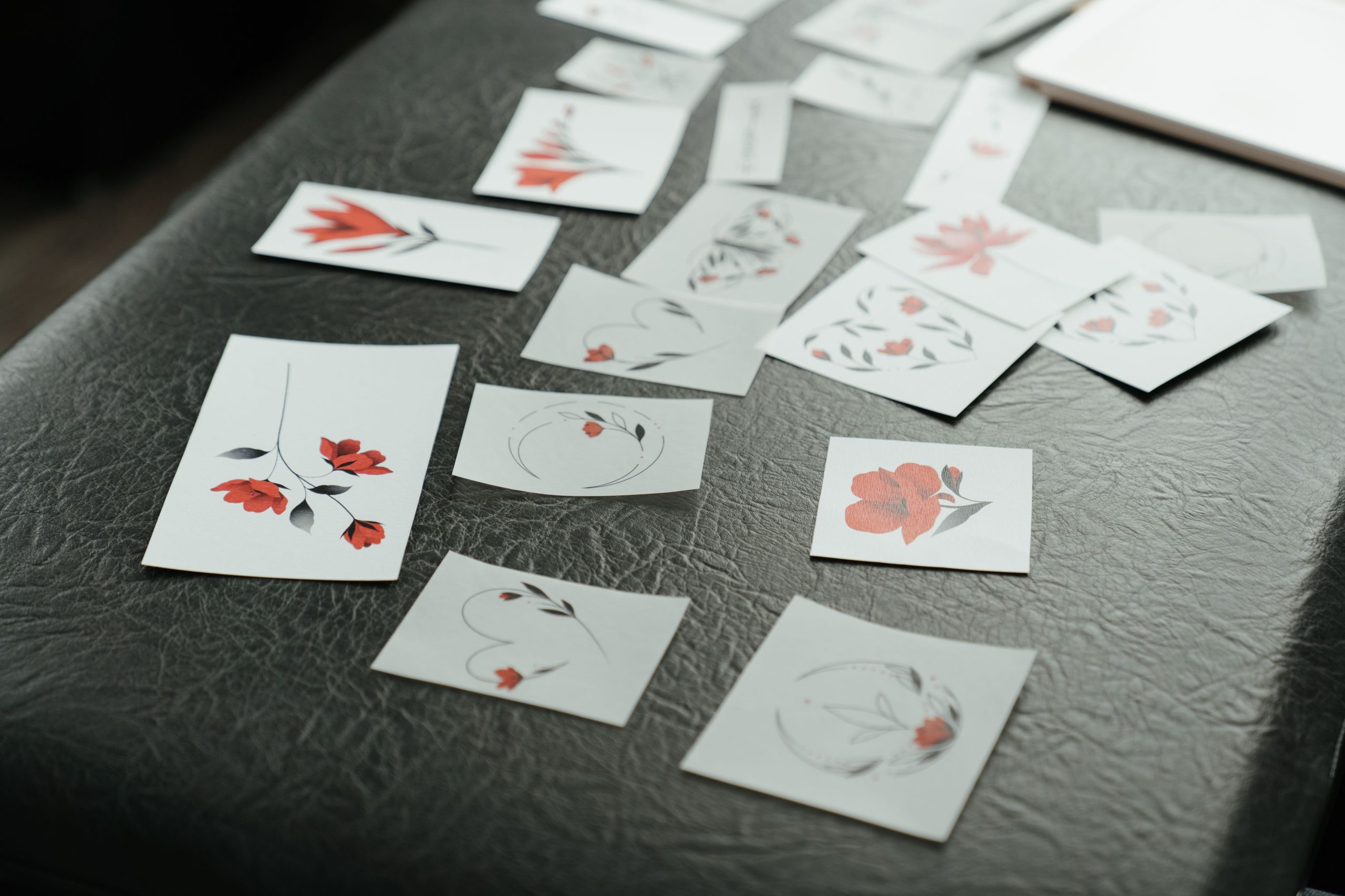 Croquis de tatouage floral sur surface sombre