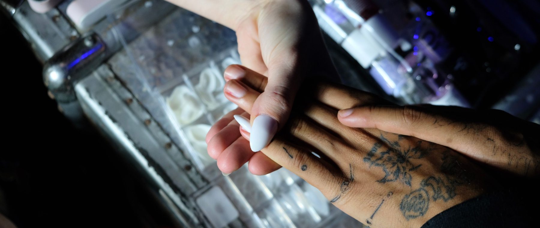 Comment enlever des faux ongles collés sans tout arracher ?