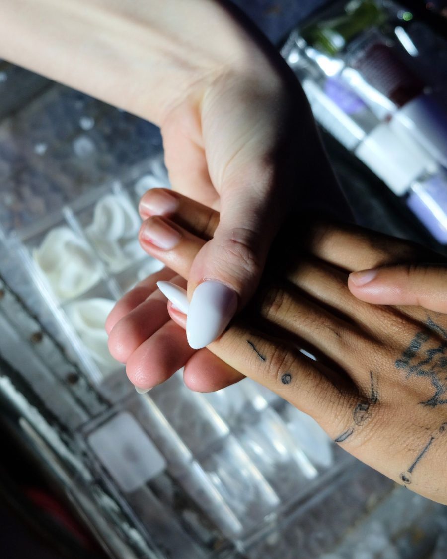 Comment enlever des faux ongles collés sans tout arracher ?
