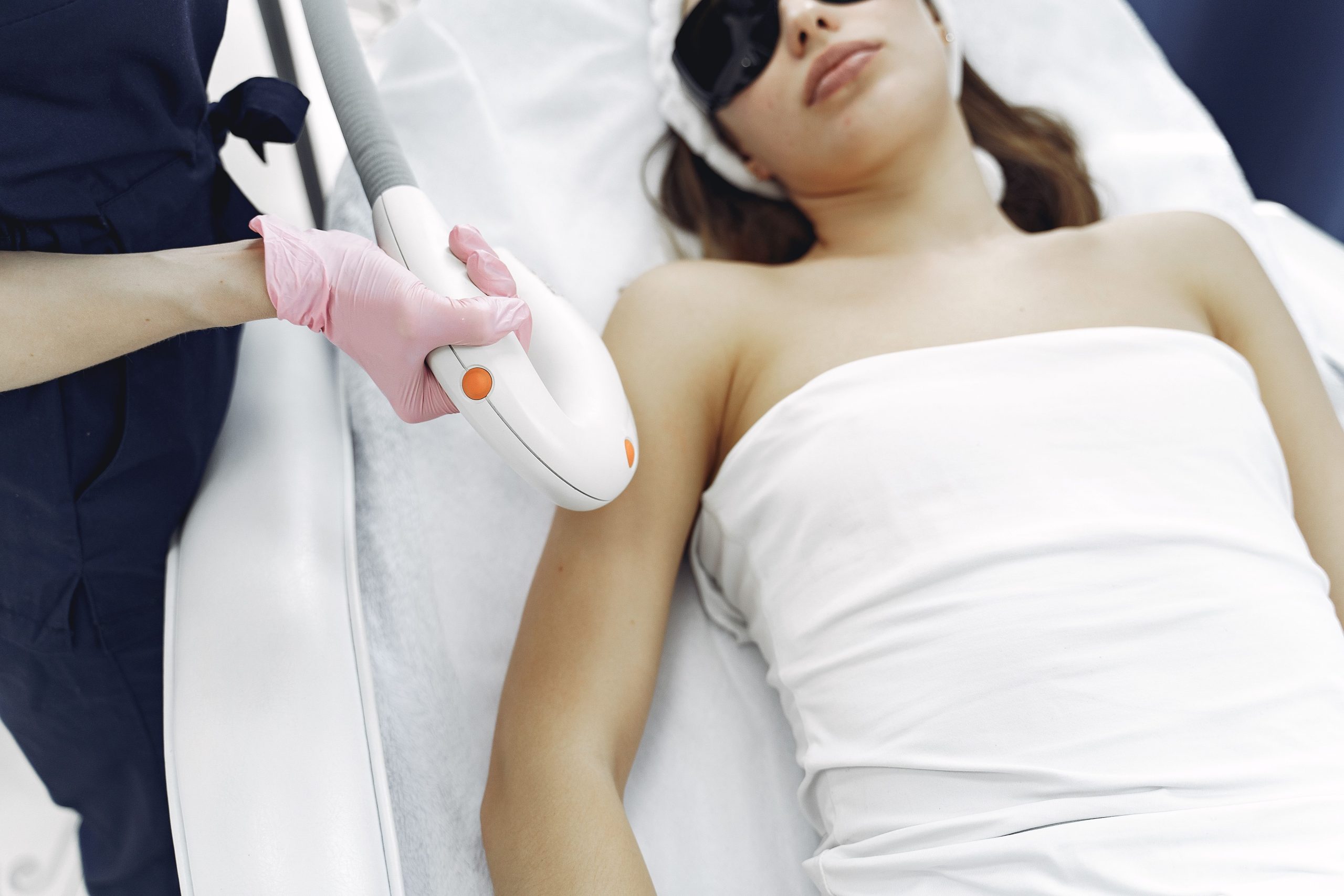 Cosmetologue utilisant equipement laser moderne en salon