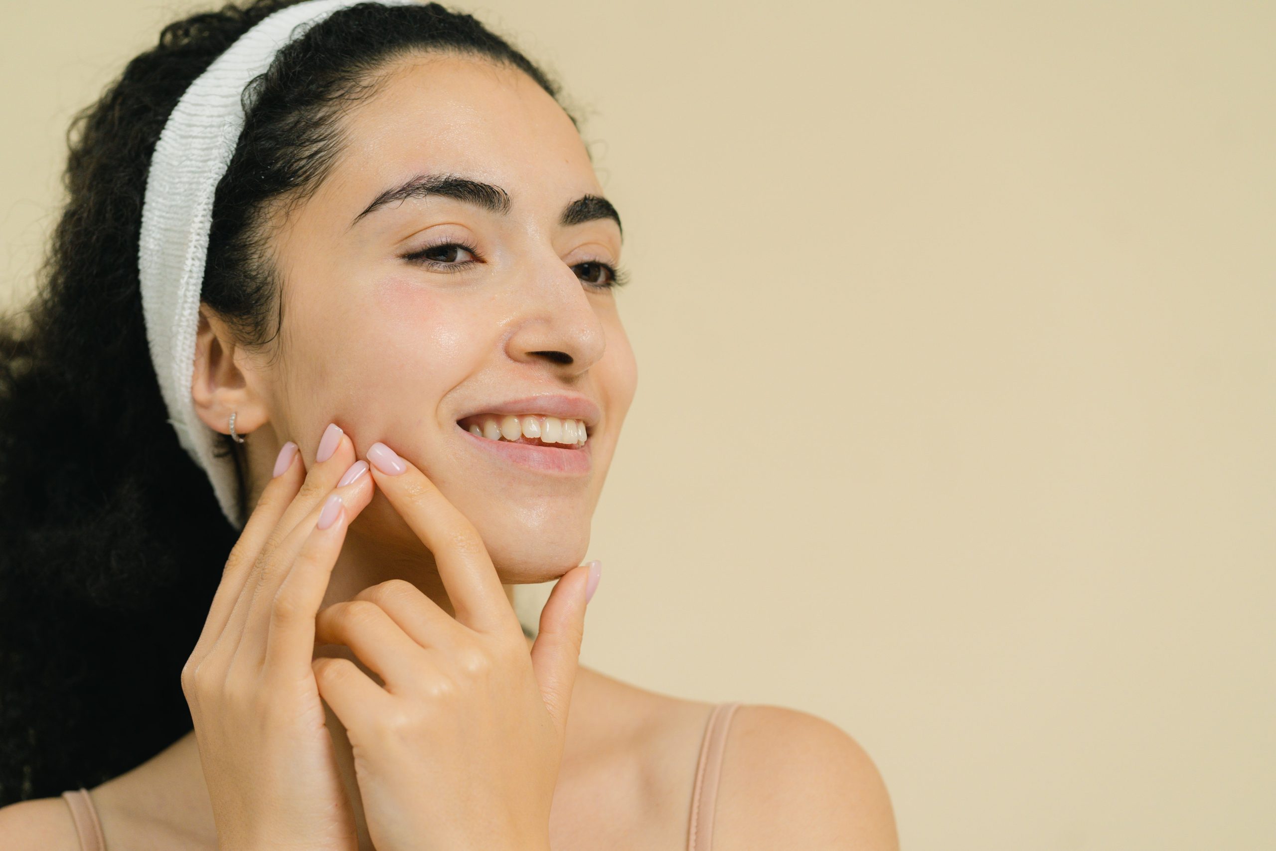 Femme appliquant soin peau sourire naturel