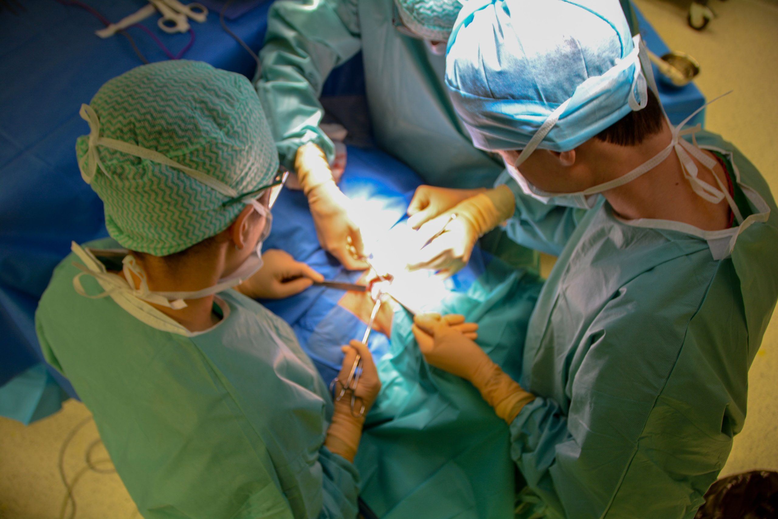 Chirurgiens en tenue stérile effectuant une opération précise
