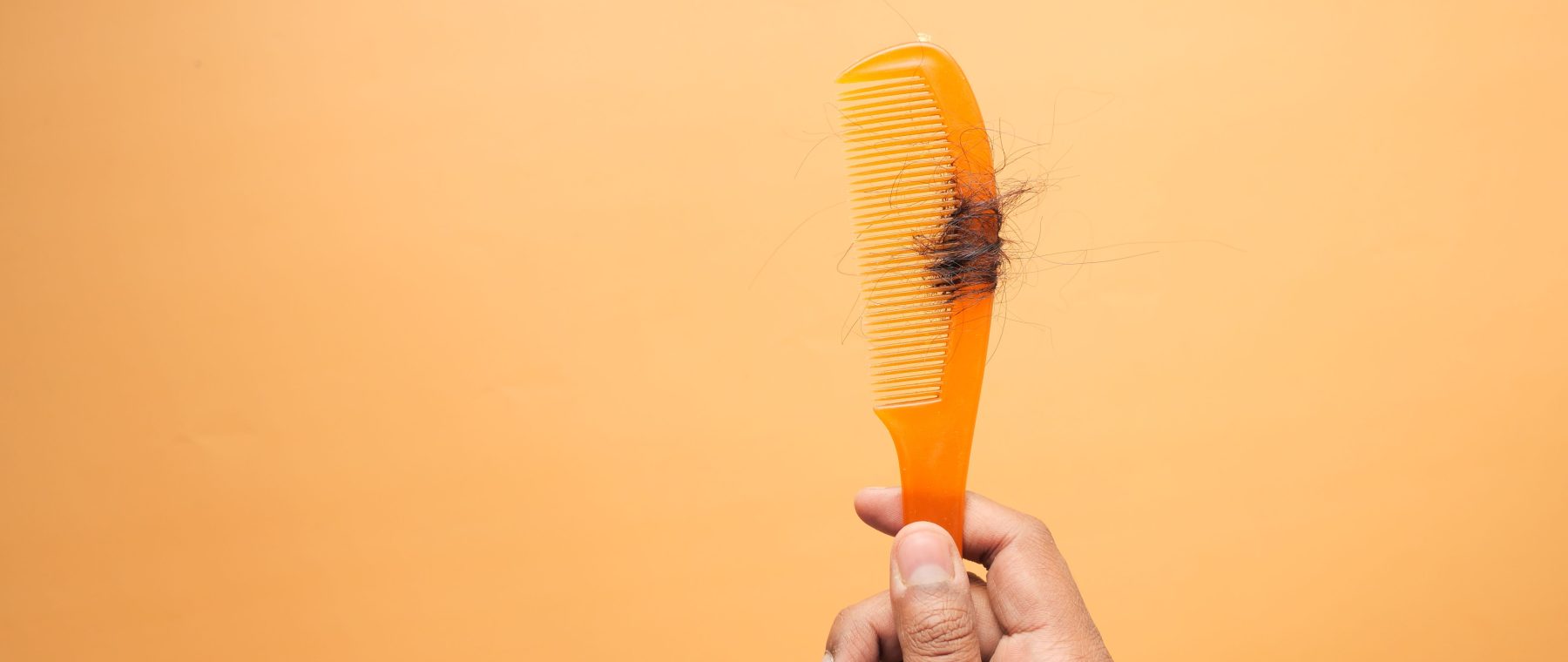 Perte de cheveux en passant la main : faut-il s&rsquo;inquiéter ?
