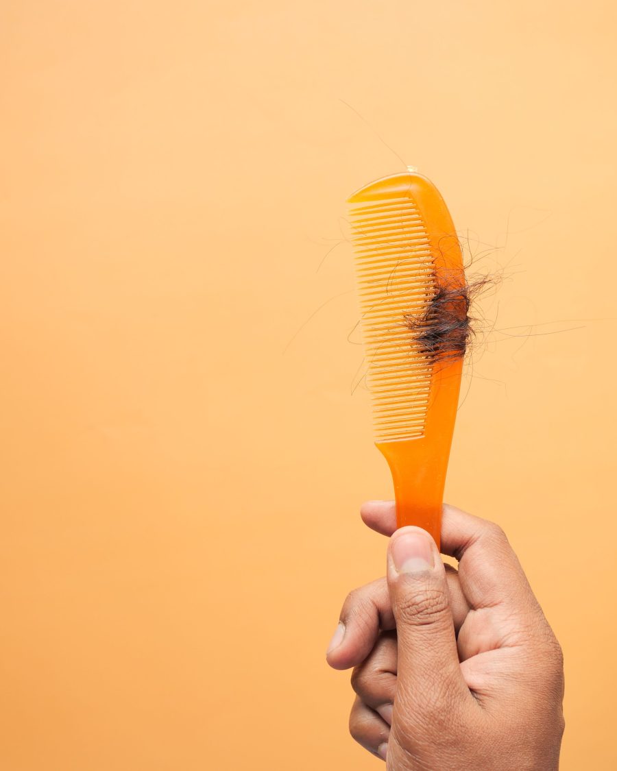 Perte de cheveux en passant la main : faut-il s&rsquo;inquiéter ?