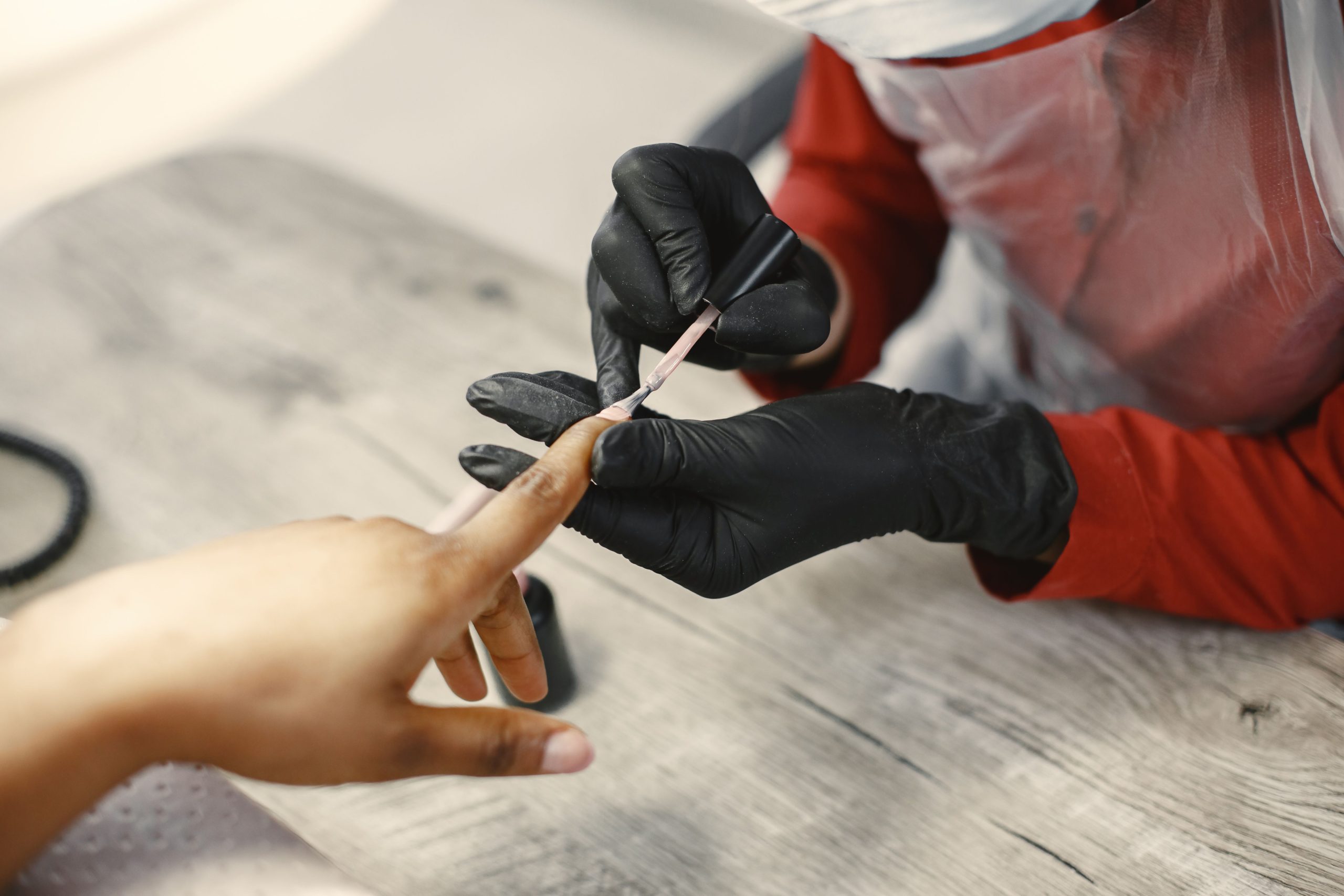 Pose de vernis semi-permanent chez une esthéticienne