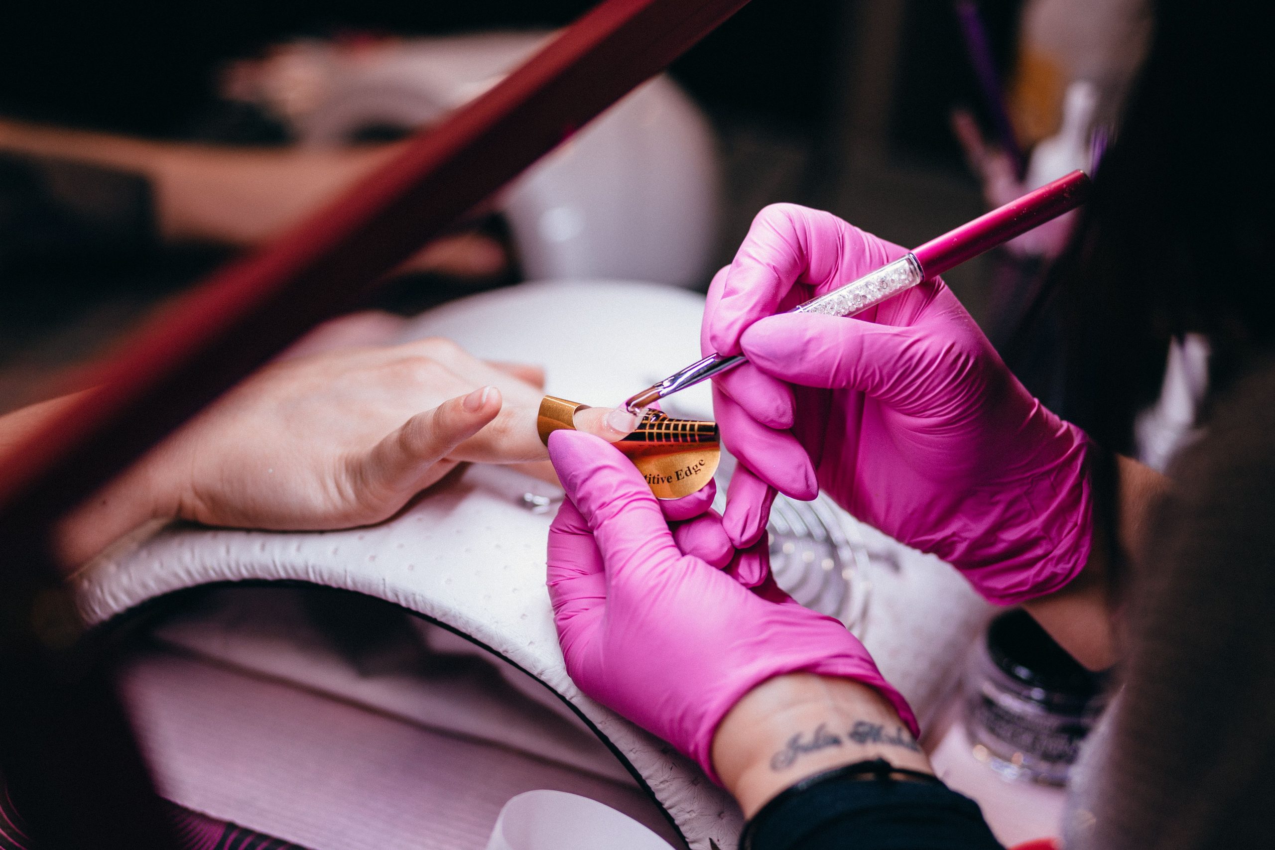 Technicienne réalisant nail art de précision
