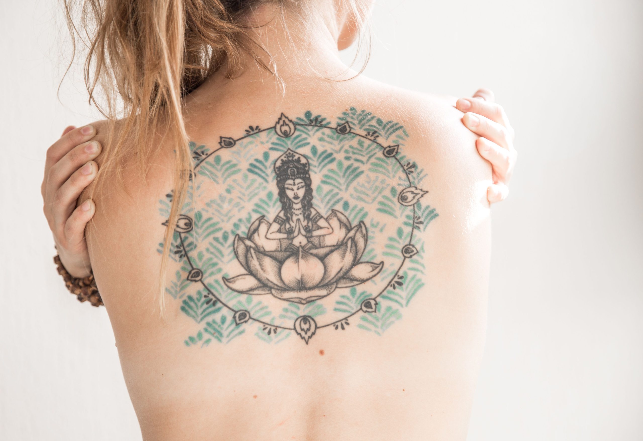 Tatouage Bouddha intricate sur dos femme