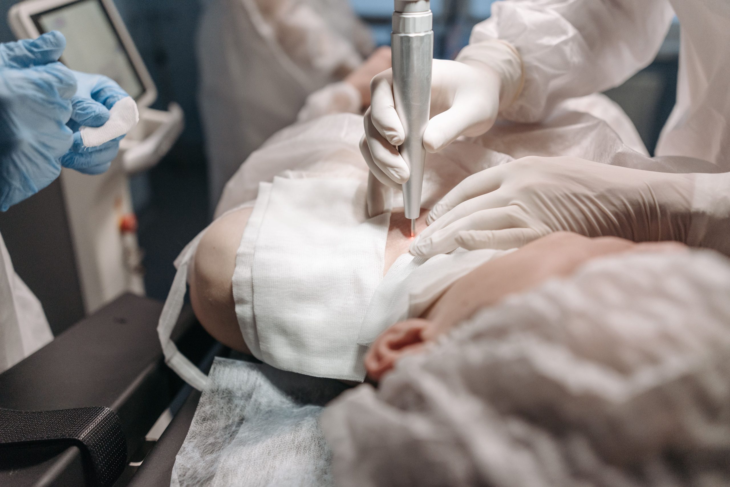 Professionnels effectuant traitement laser en clinique