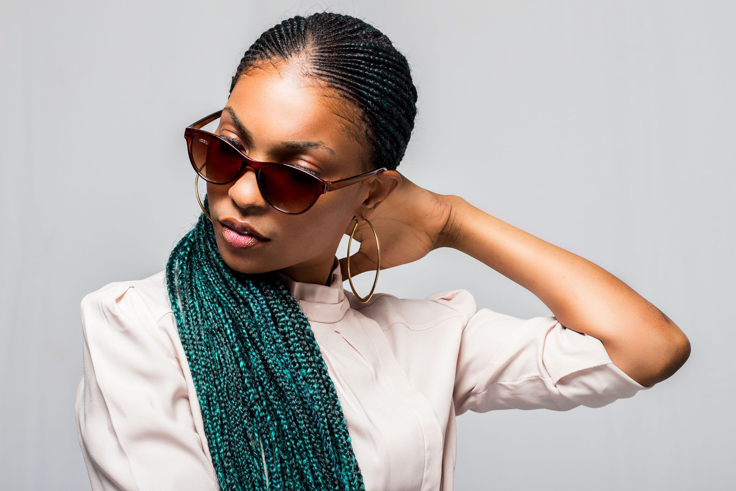Femme africaine stylée avec tresses et lunettes