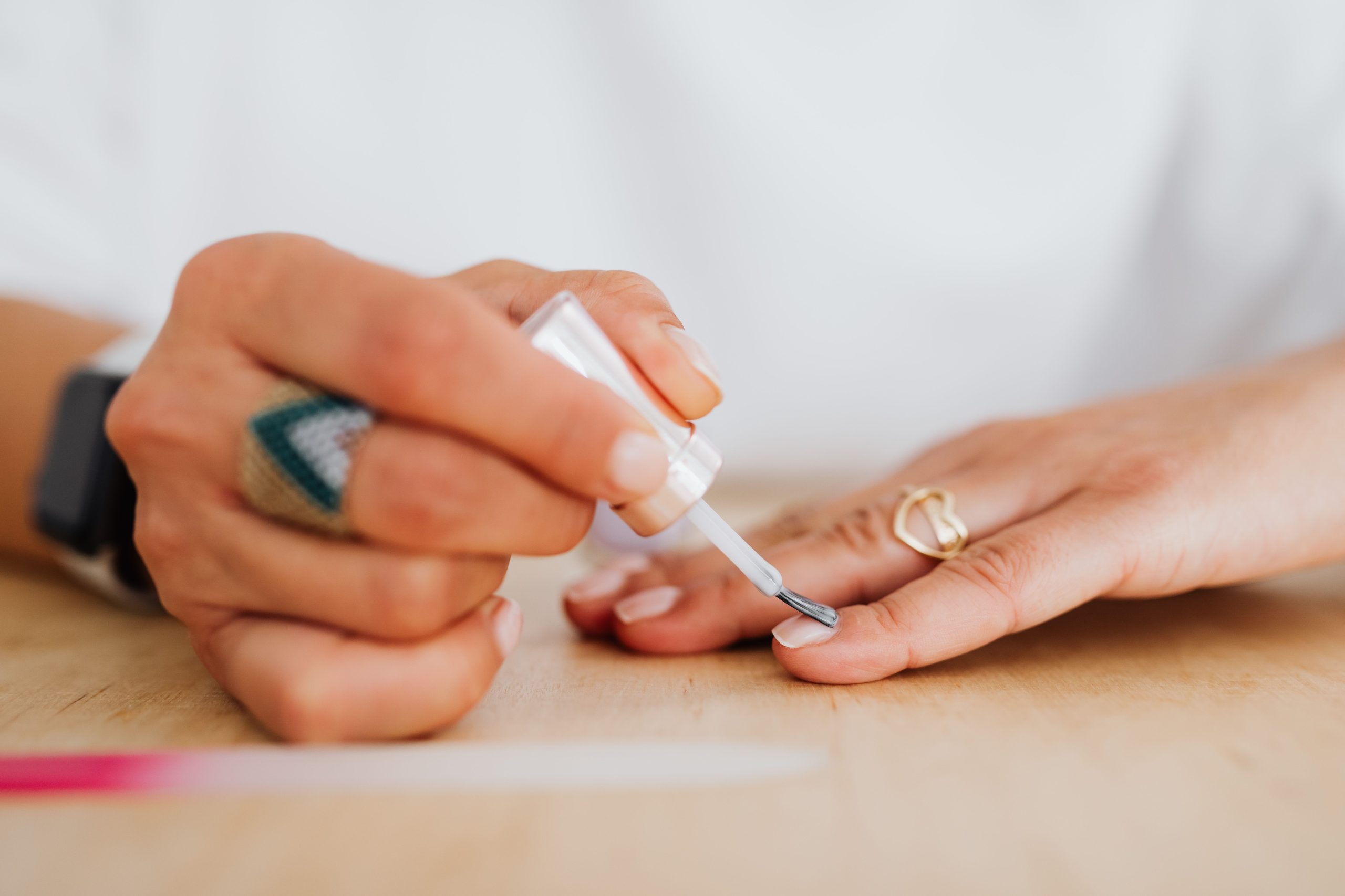 Application de vernis transparent sur ongles