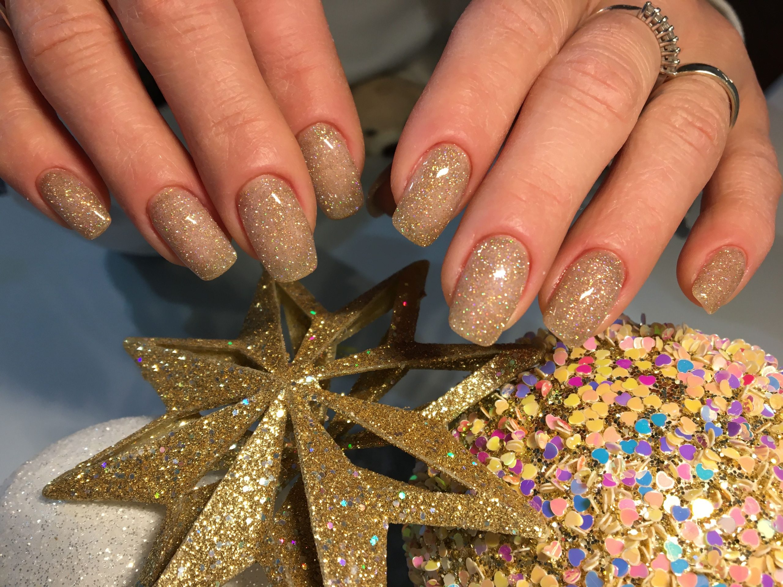 Ongles dores pailletes avec decoration etoiles