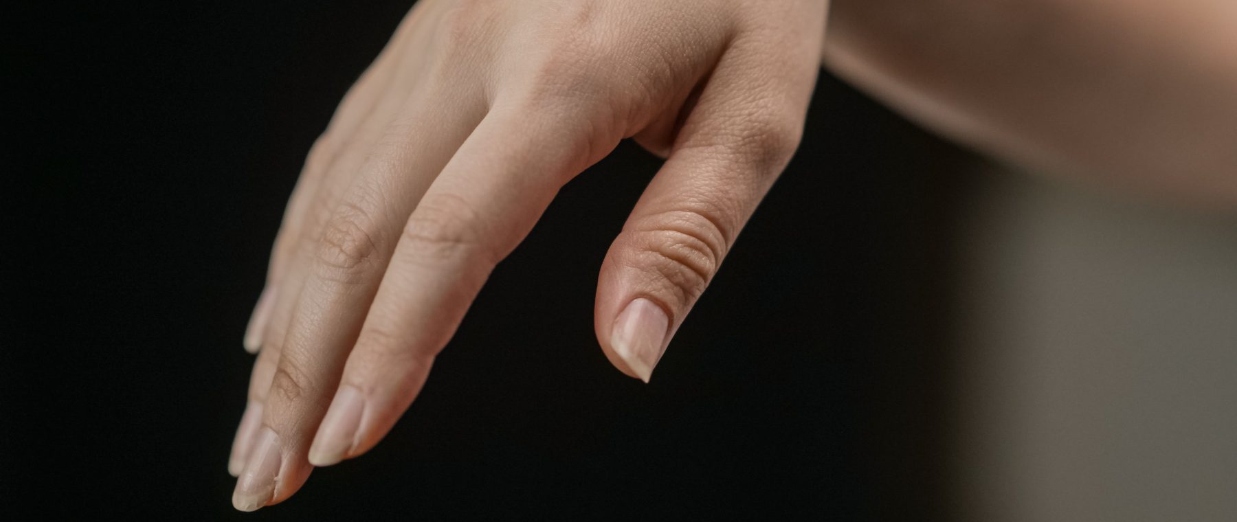 Pourquoi mes ongles sont striés et comment agir ?