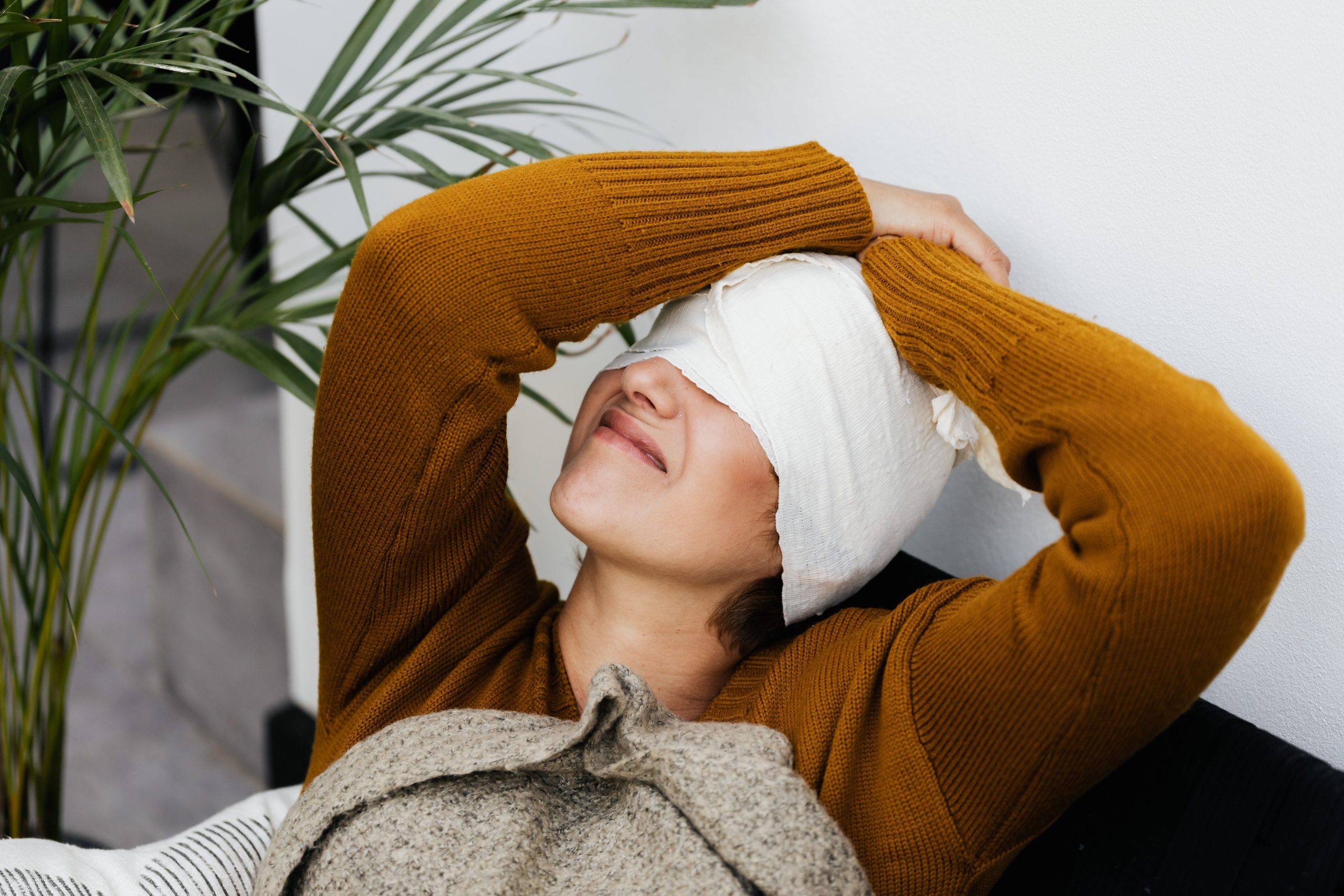 Femme en bandage de récupération cosy et reposante