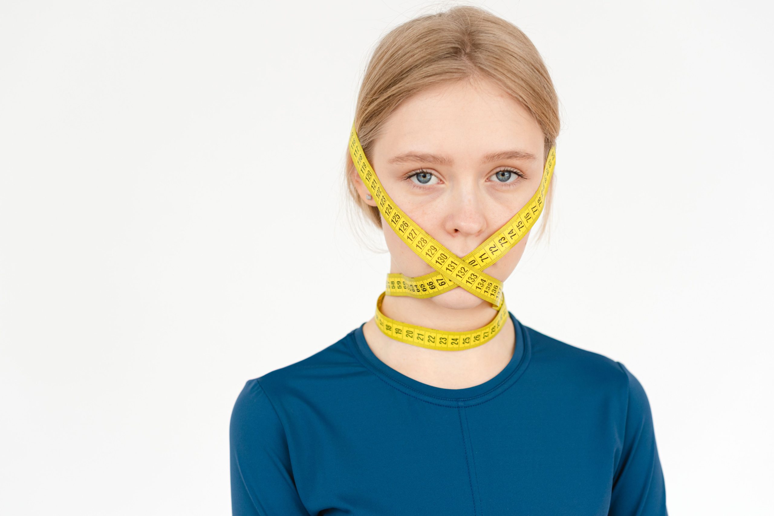 Jeune femme mesurant son visage avec un mètre