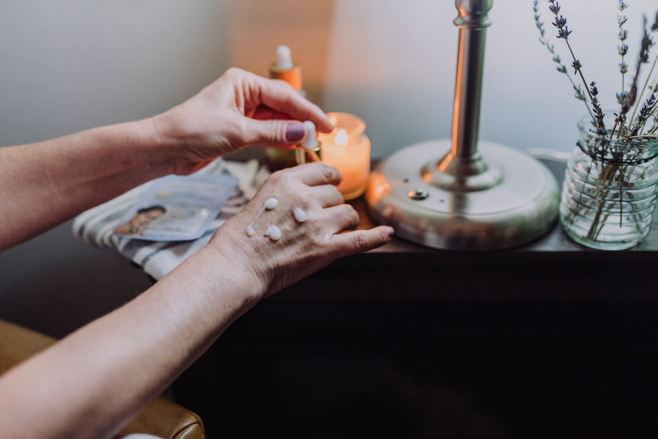 Routine skincare crèmes et bougies aromathérapie