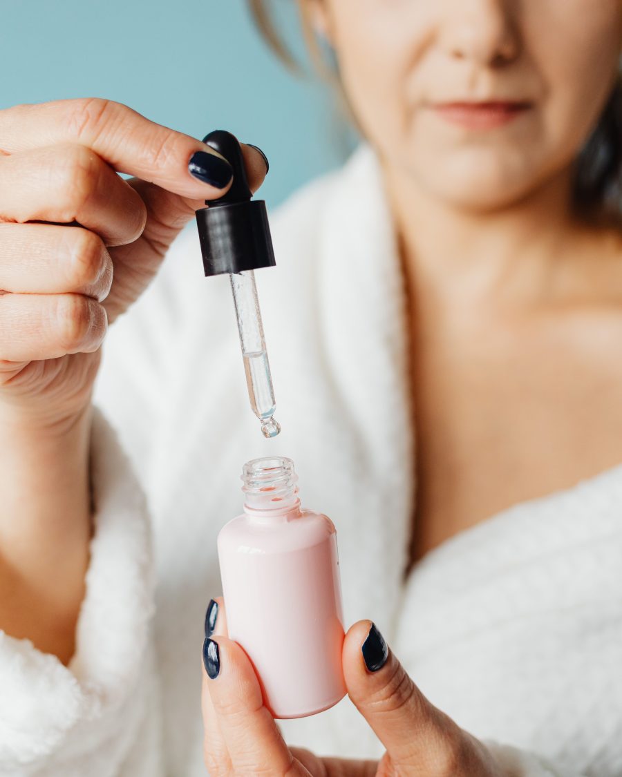 Faut-il appliquer ton sérum avant ou après la crème ?