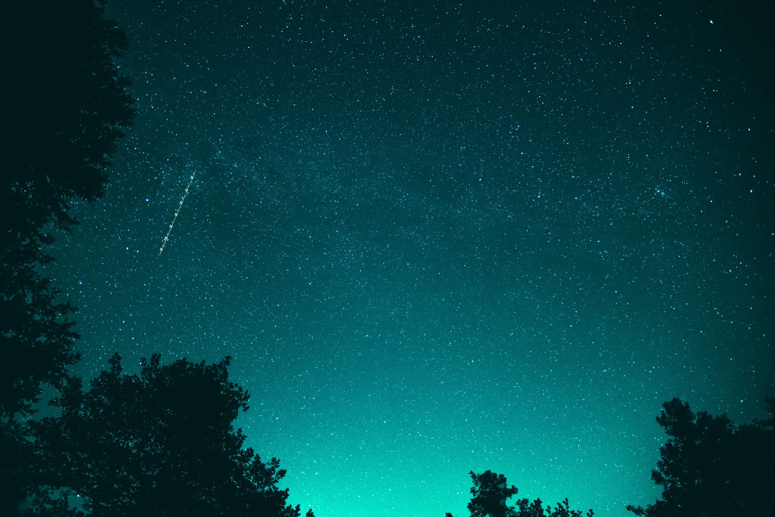 Ciel étoilé avec étoile filante sur fond bleu